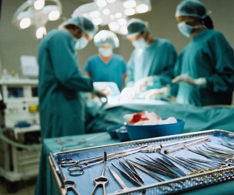 Przyrządy chirurgiczne w tle operacja